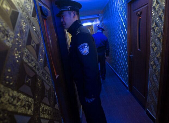 浙江长兴扫黄出动2000警力 涉黄者掩面躲镜头（图）