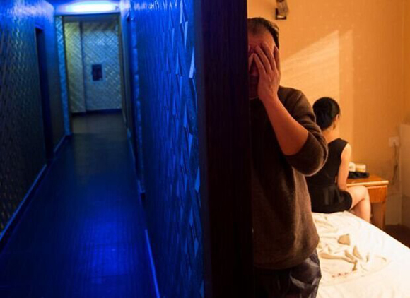 （组图）浙江长兴扫黄现场曝光 2000警力揪出苟且男女