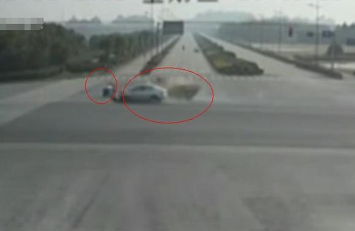 【视频】骑车老太神避让 如有神助毫发无损成功避开两车相撞