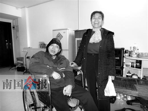 “最美妻子”以孱弱之躯尽心服侍 让瘫痪丈夫恢复独立行走