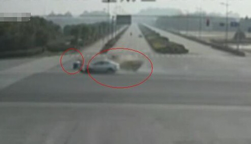 骑车老太神避让视频疯传 车祸前一秒老太180度大转弯神奇一幕上演