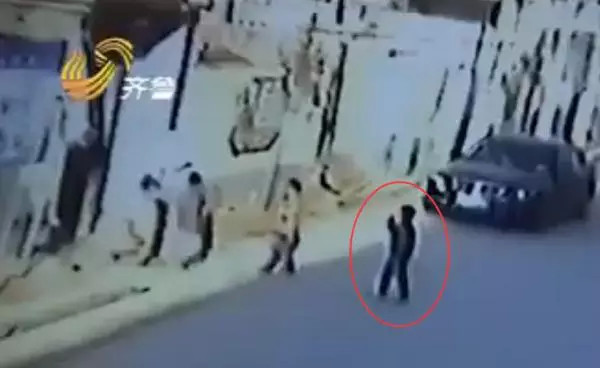 6岁男童捡棒棒糖七窍流血而亡 夺命棒棒糖背后暗藏怎样惊人的秘密【监控曝光】