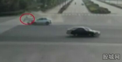 无锡骑车老太神避让 车祸瞬间老太与车擦边而过有惊无险