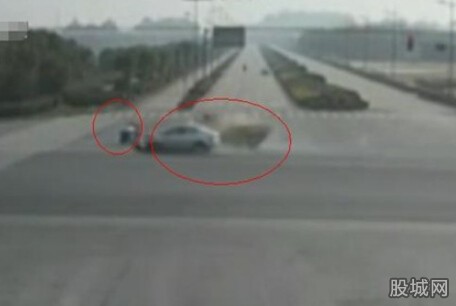 无锡骑车老太神避让 车祸瞬间老太与车擦边而过有惊无险