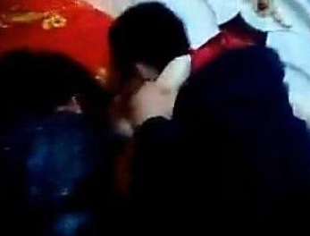 新娘洞房夜遭轮番舌吻 伴娘上来劝阻也被按倒在床上