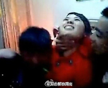 新娘洞房夜遭轮番舌吻 伴娘上来劝阻也被按倒在床上