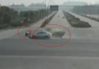 骑车老太神避让 网友膜拜：一技在身毫发未伤