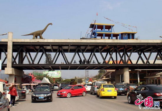 重庆现人造天河 恐龙轮船10米高空对峙