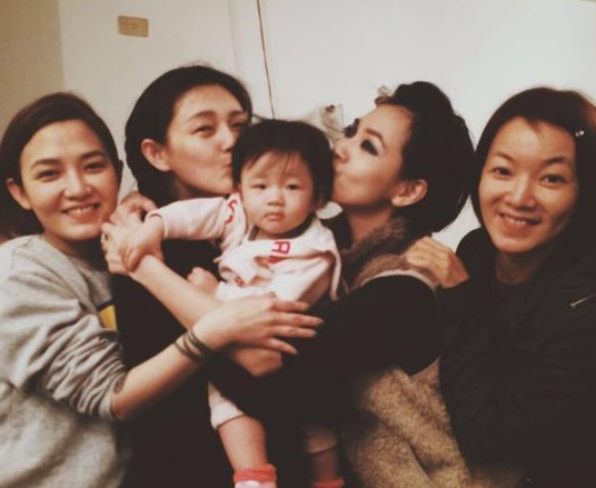 大小s携手姐妹淘过妇女节 小玥儿一脸呆萌状