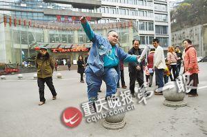 “中国第一胖”甩掉160斤肉减到290斤 飞身站上球墩展身材