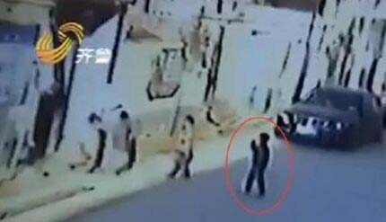 6岁男童捡棒棒糖吃七窍流血而亡 家长疑系熟人作案用尽手段