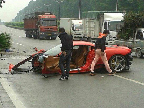 广东佛山一法拉利撞断大树 车身断成两截