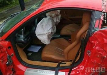 广东佛山一法拉利撞断大树 车身断成两截