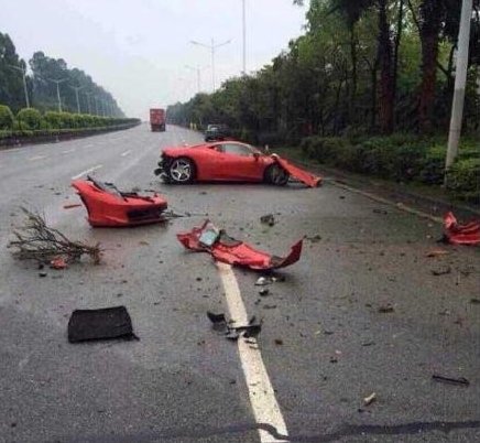 广东佛山一法拉利撞断大树 车身断成两截