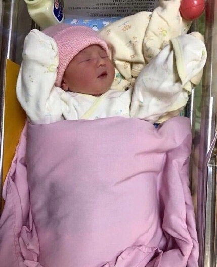 张震女儿正面照曝光：面庞粉红 五官标致