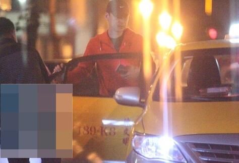 Selina老公上出租车