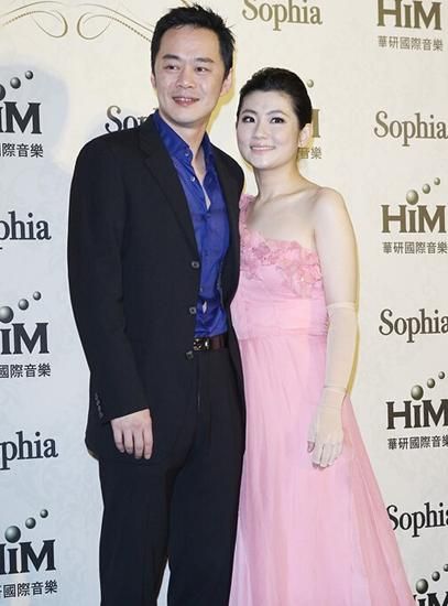 Selina与老公 资料图