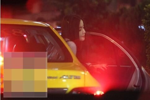 同游美女也上了车