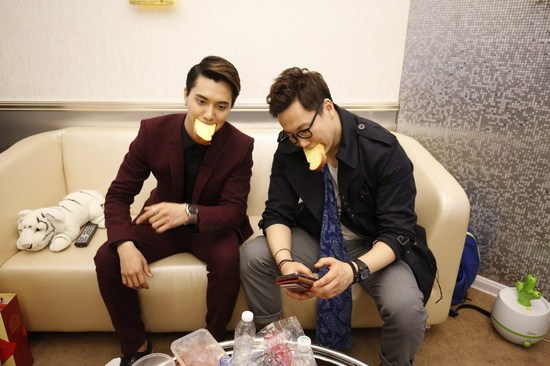 两韩国欧巴叼面包卖萌