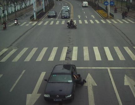 镇江男子开车拖行债主 时速80码连闯多个红灯