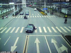 镇江男子开车拖行债主 时速80码连闯多个红灯