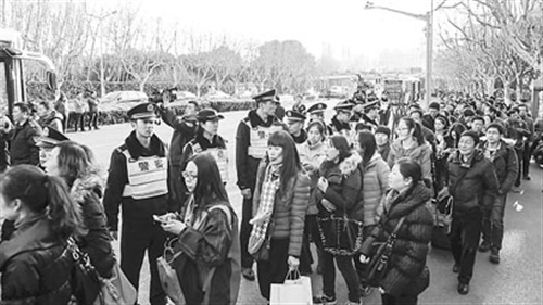 上海地铁2号线昨突发供电故障 安全有序疏散500余滞留乘客