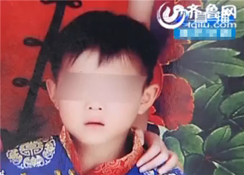 6岁男童捡食棒棒糖死亡疑点重重 警方全力侦查