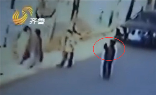 6岁男童捡食棒棒糖死亡疑点重重 警方全力侦查