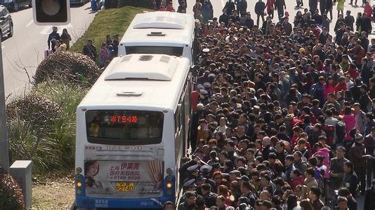 乘客从地面疏散