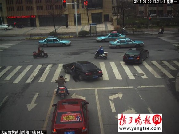 因债务纠纷男子开车拖行债主500米 80码车速连闯多个红灯