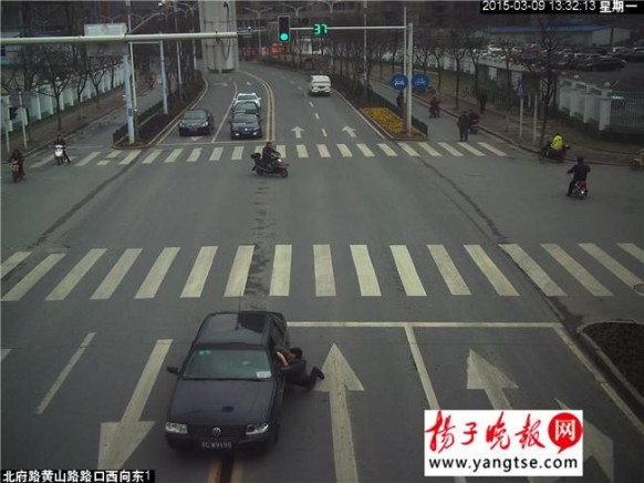 因债务纠纷男子开车拖行债主500米 80码车速连闯多个红灯