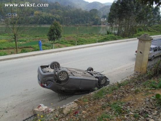 重庆女司机开车操作不当开翻车后直奔麻将馆 大呼：大难不死手气必红