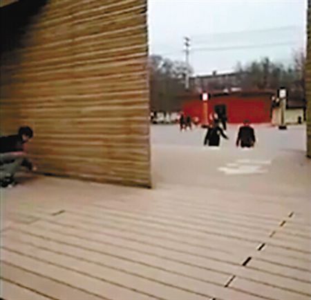 “大哥别杀我”恶搞视频在走红网络 遭各地网友模仿拍摄吓坏路人