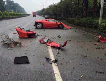 法拉利撞树断成两截 撞倒路旁七棵树后停下