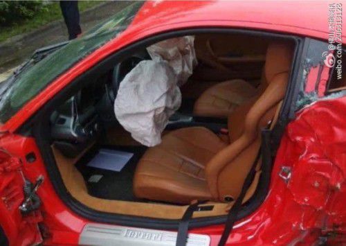 法拉利撞树断成两截 撞倒路旁七棵树后停下