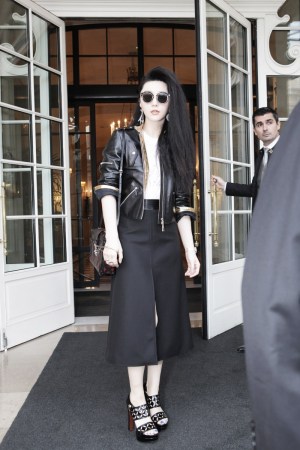 范冰冰巴黎看装秀心情好 闭口拒谈旧爱王学兵