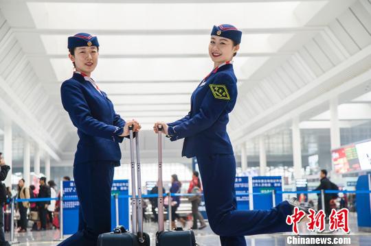 舞蹈专业毕业曾做过芭蕾舞演员转行做动姐 自学礼仪终完成华丽转身 