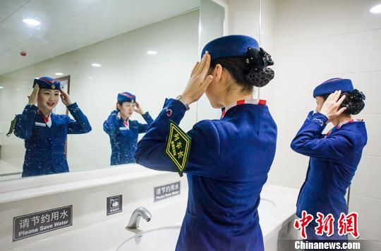 舞蹈专业毕业曾做过芭蕾舞演员转行做动姐 自学礼仪终完成华丽转身 