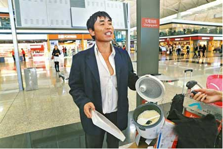 机场煲饭哥一路艰辛终到家 起底机场煲饭哥艰辛回家路全过程（图）