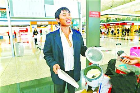 机场煲饭哥事件回放 煲饭哥日记记录山东打工者机场跌宕囧途