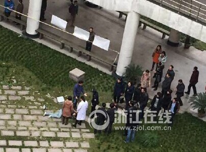 中国杭州计量学院跳楼照片显示：男生坠楼前站在连接两幢教学楼的天桥栏杆上