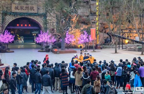 《跑男》录制现场曝光 黄晓明变黑衣人惊喜现身