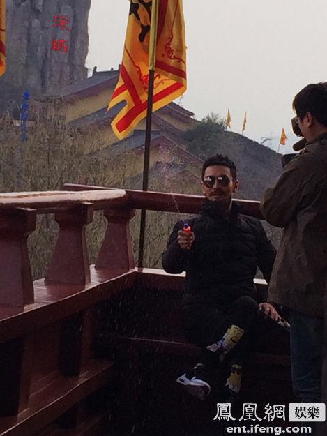 《跑男》录制现场曝光 黄晓明变黑衣人惊喜现身