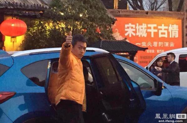 《跑男》录制现场曝光 黄晓明变黑衣人惊喜现身