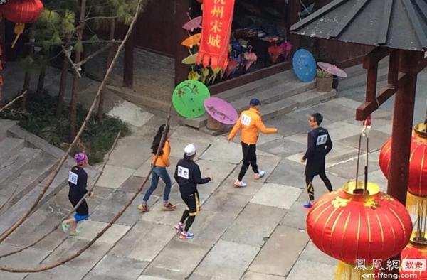《跑男》录制现场曝光 黄晓明变黑衣人惊喜现身