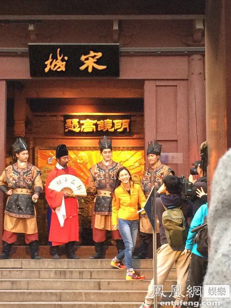 《跑男》录制现场曝光 黄晓明变黑衣人惊喜现身