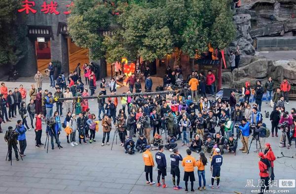 《跑男》录制现场曝光 黄晓明变黑衣人惊喜现身