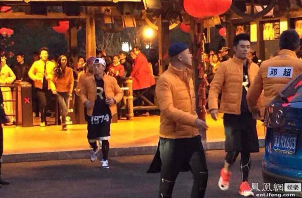《跑男》录制现场曝光 黄晓明变黑衣人惊喜现身