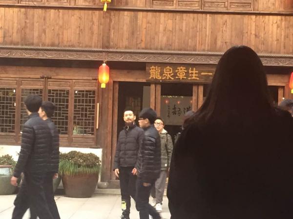 《跑男》录制现场曝光 黄晓明变黑衣人惊喜现身