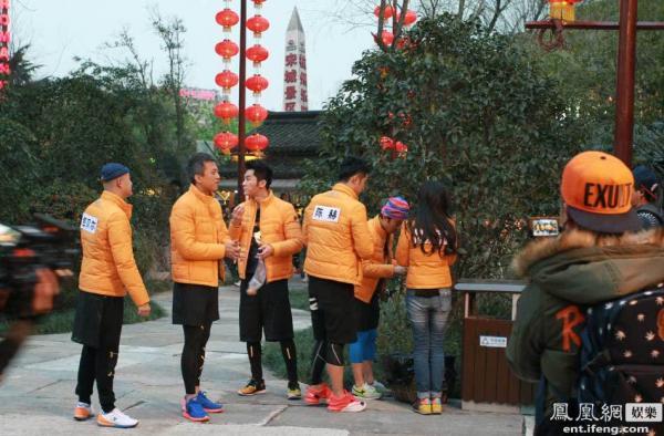 《跑男》录制现场曝光 黄晓明变黑衣人惊喜现身
